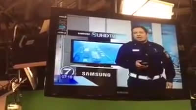 Noti7 - Noticia de un señor caminando hacia atras sentado en plena calle